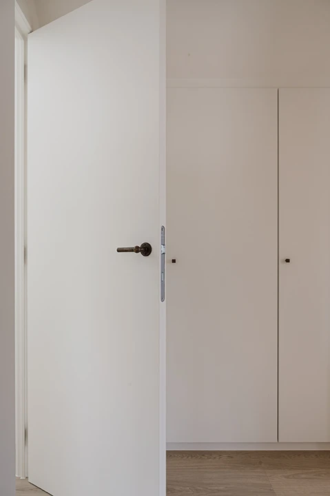 Vlakke verfdeur in een slaapkamer. Ontdek het ruime assortiment in de toonzalen van Hout Luyten.