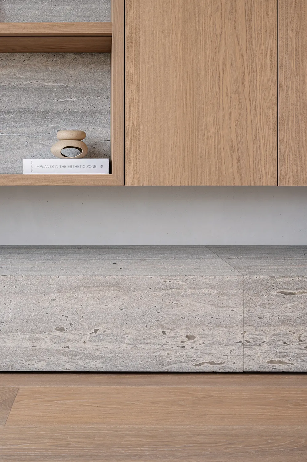 Tv-meubel in een woonkamer. Ontdek het ruime assortiment in de toonzalen van Hout Luyten.