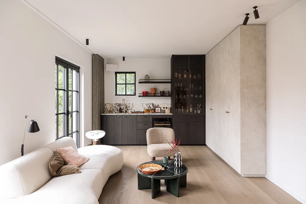 Eiken parket in een ontspanningsruimte. Ontdek het ruime assortiment in de toonzalen van Hout Luyten.